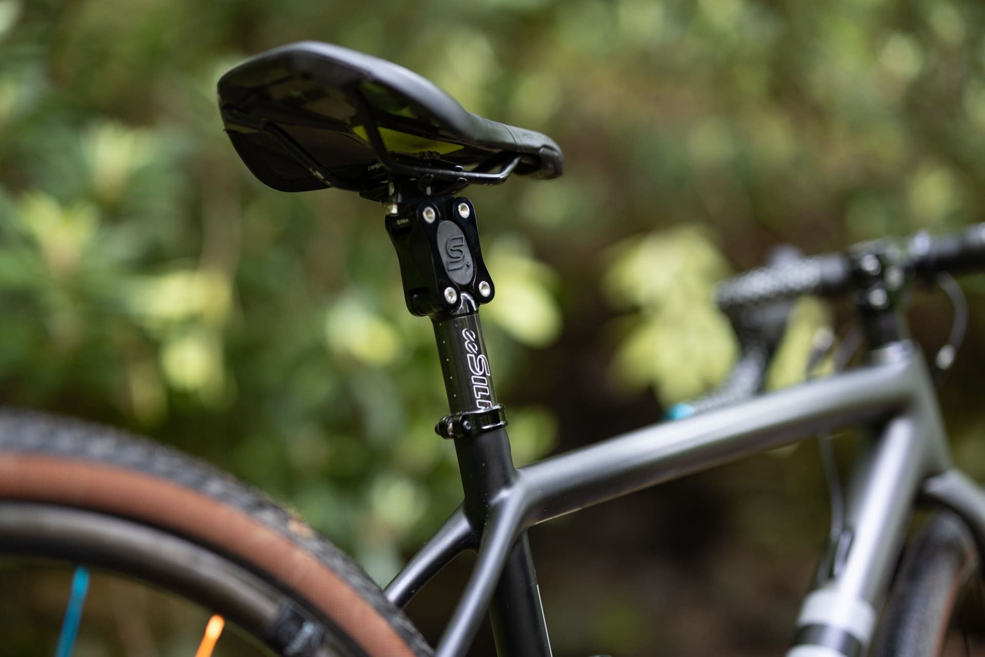 eeSilk-Suspension-Seatpost-On-Bike