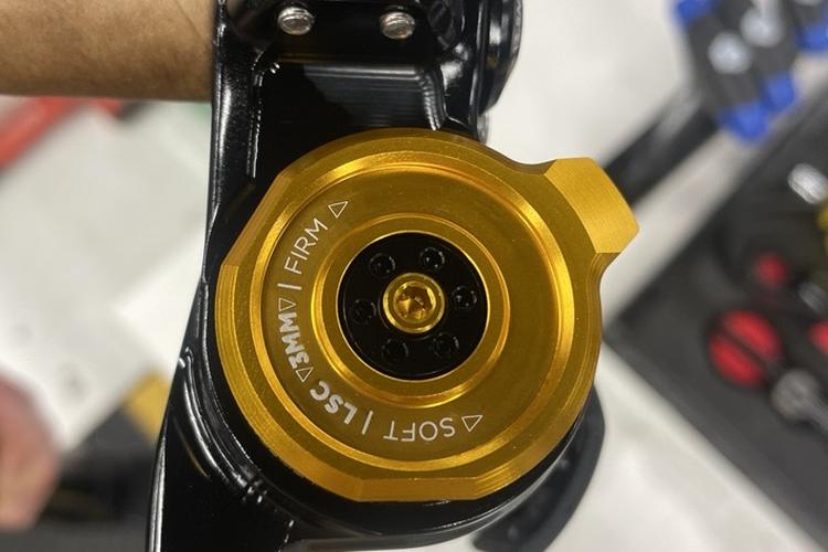 HSC adjuster knob in install position